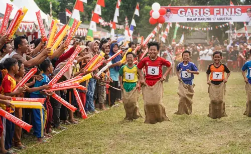 Balon Tepuk Metro sebagai media pendukung pada lomba balap karung.