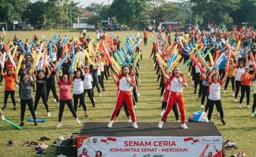 Balon Tepuk Metro ikut serta menambah semangat peserta senam pagi.