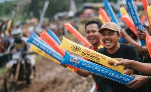Balon Tepuk Muaro Jambi sebagai media dukungan pada peserta event balap trail.