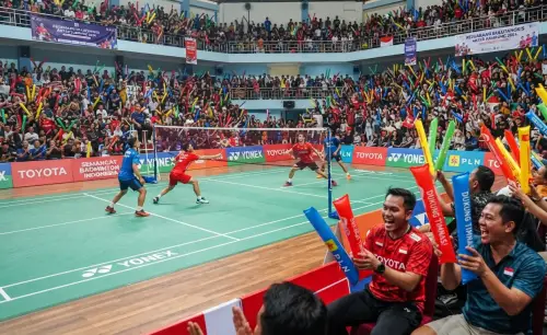 Balon Tepuk Muaro Jambi memberikan semangat para peserta lomba badmiton.
