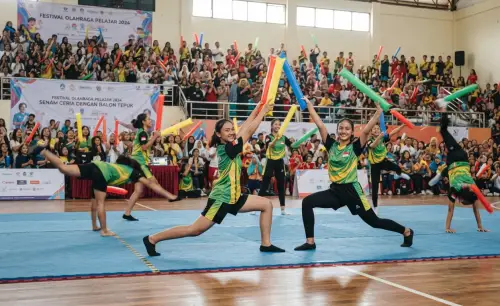Balon Tepuk Muaro Jambi digunakan sebagai alat properti penampilan lomba senam lantai.