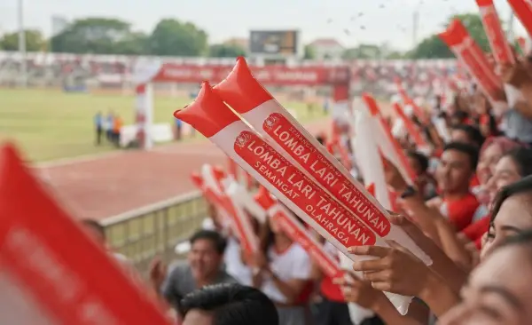Balon Tepuk Mukomuko mendukung semangat peserta dalam lomba lari atletik.
