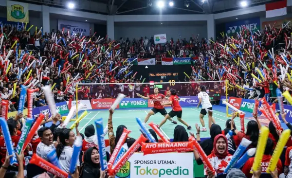 Balon Tepuk Nagan Raya sebagai media dukungan kepada peserta badminton.