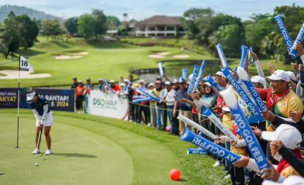 Balon Tepuk Natuna sebagai media dukungan pada peserta lomba golf.