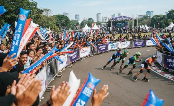 Balon Tepuk Pandeglang sebagai media dukungan untuk para peserta lomba balap sepatu roda.