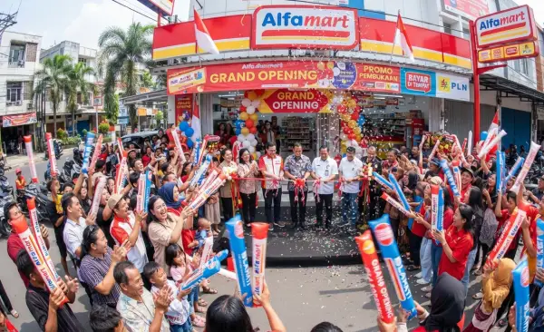 Balon Tepuk Pandeglang digunakan pada saat acara peresmian alfamart.