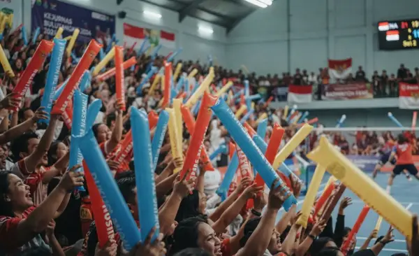 Balon Tepuk Pesawaran sebagai media dukungan pada peserta lomba badminton.
