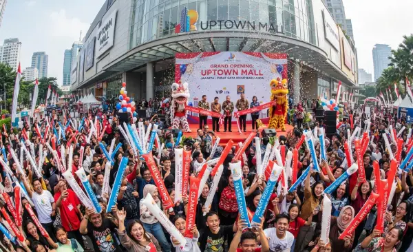 Balon Tepuk Pesawaran menjadi alat pelengkap acara pada peresmian mall baru.