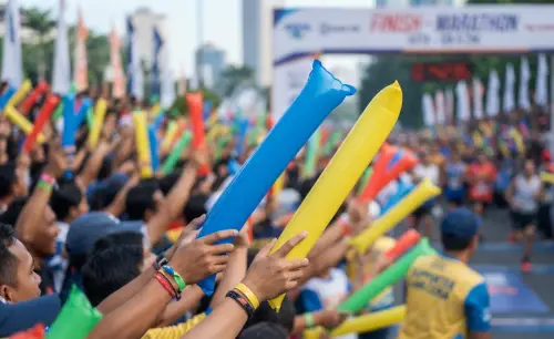 Balon Tepuk Pidie sebagai media dukungan pada peserta lari marathon.