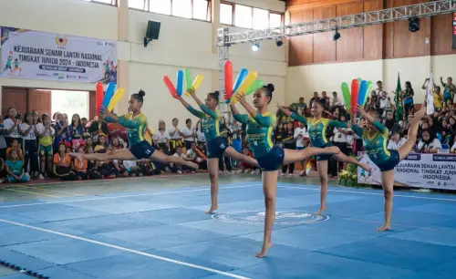 Balon Tepuk Pidie digunakan untuk properti pada lomba senam lantai.