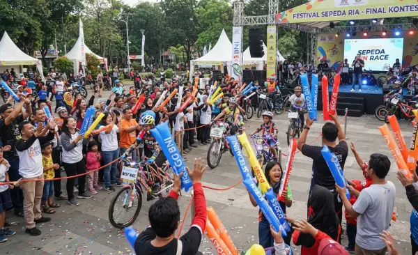 Balon Tepuk Pringsewu menambah keseruan acara pada saat kontes sepeda.