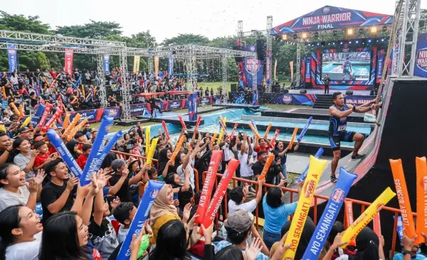 Balon Tepuk Pringsewu untuk memberikan semangat peserta lomba ninja warior.
