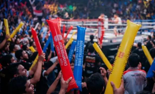 Balon Tepuk Rejang Lebong sebagai media dukungan supporter kepada peserta lomba boxing.