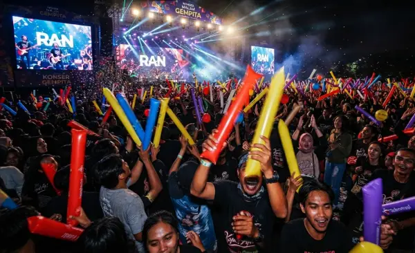 Balon Tepuk Rokan Hilir menjadikan suasana konser musik menjadi lebih semarak.