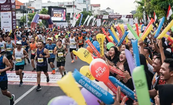 Balon Tepuk Rokan Hilir menambah semangat peserta lari marathon.