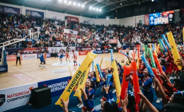 Balon Tepuk Sarolangun sebagai media dukungan untuk para peserta lomba basket.