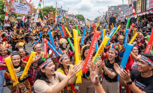 Balon Tepuk Serang membuat acara karnaval menjadi lebih semarak