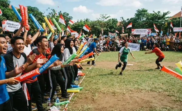 Balon Tepuk Subang sebagai media dukungan pada peserta lomba bola kasti.