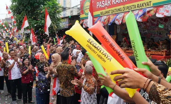 Balon Tepuk Subang membuat acara grand opening toko menjadi lebih ramai.