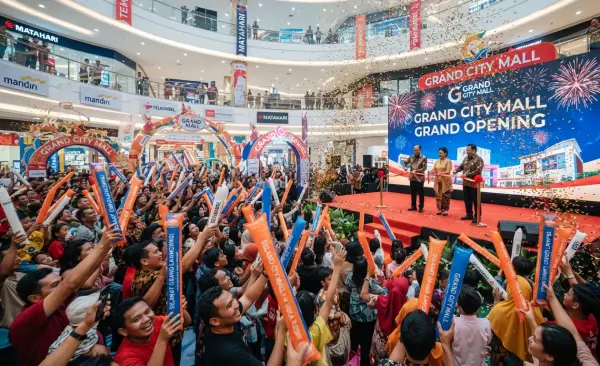 Balon Tepuk Subulussalam digunakan pada sat acara peresmian mall baru.