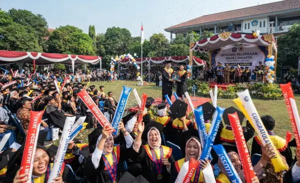 Balon Tepuk Sukabumi membuat acara wisuda menjadi lebih berkesan dan lebih ramai.