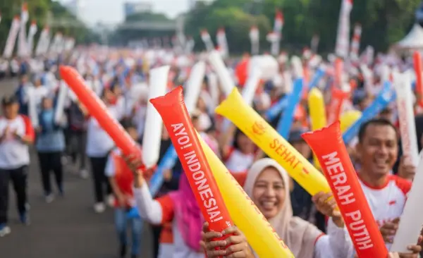 Balon Tepuk Sukabumi menambah semangat peserta event jalan sehat.