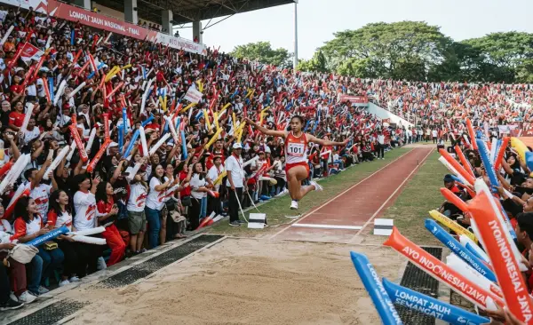 Balon Tepuk Sukabumi sebagai media dukungan kepada para peserta lomba lompat jauh.