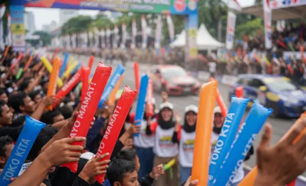 Balon Tepuk Sungaipenuh ikut serta memeriahkan event balap mobil.