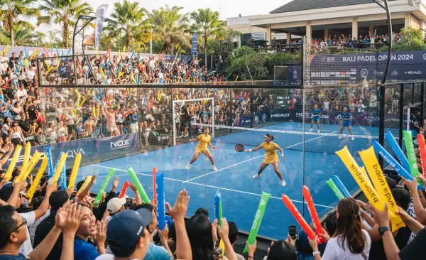 Balon Tepuk Sungaipenuh sebagai media dukungan saat turnamen padel.