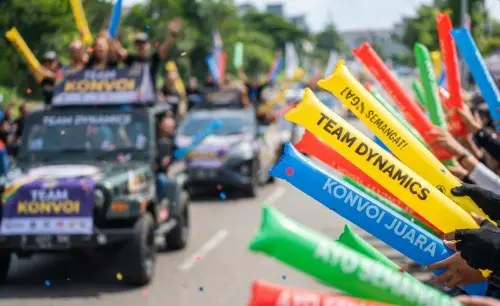 Balon Tepuk Tanjung Jabung melengkapi keseruan konvoi team mobil.