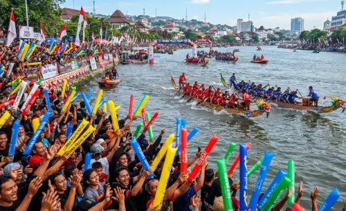 Balon Tepuk Tanjung Jabung menambah semangat para peserta balap perahu naga.