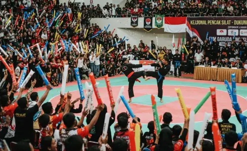 Balon Tepuk Tanjung Jabung sebagai media dukungan pada lomba silat.