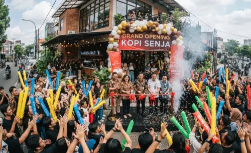 Balon Tepuk Tanjung Jabung digunakan pada saat grand opening coffe baru.