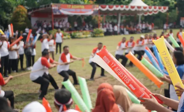 Balon Tepuk Tasikmalaya menambah semangat peserta lomba tarik tambang.