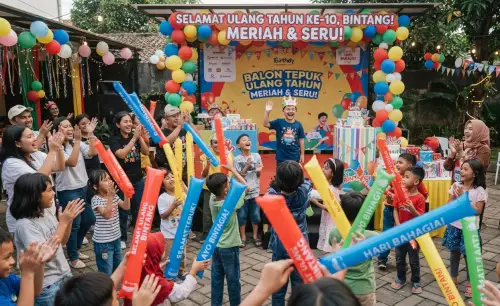Balon Tepuk Tebo membuat suasana ulang tahun menjadi lebih ramai.