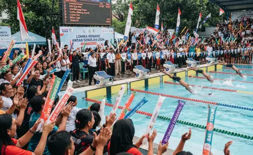 Balon Tepuk Tebo digunakann sebagai media pendukung pada lomba renang.