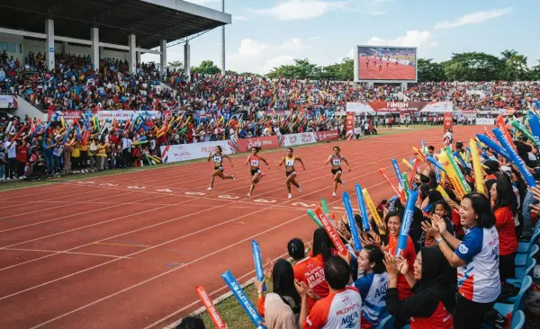Balon Tepuk Tulang Bawang sebagai media dukungan peserta event lomba lari atletik.