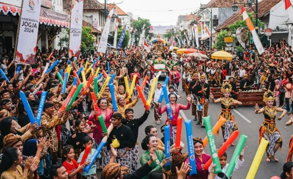 Balon Tepuk Way Kanan ikut serta memeriahkan acara pada kegiatan kirab budaya.