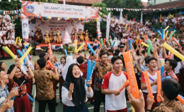 Balon Tepuk Way Kanan membuat acara peresmian ulang tahun sekolah menjadi lebih berkesan dan ramai.