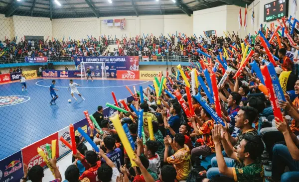Balon Tepuk Way Kanan sebagai media dukungan pada pemain turnamen futsal.