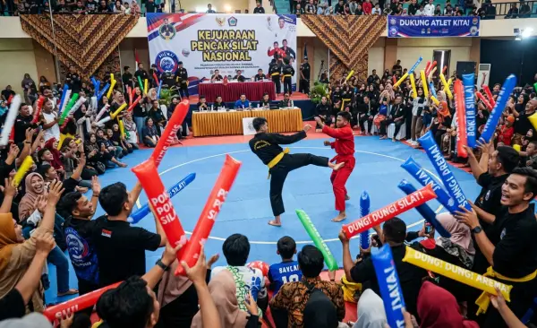 Balon Tepuk Yogyakarta menambah semangat peserta lomba silat.