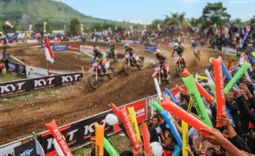 Balon Tepuk Banjar digunakan penonton untuk memberi semangat pada pesert balap motor trail.