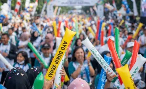 Balon Tepuk Banjar ikut serta memeriahkan suasane pada acara jalan sehat.
