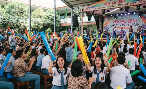 Balon Tepuk Barru digunakan untuk memeriahkan acara pentas seni