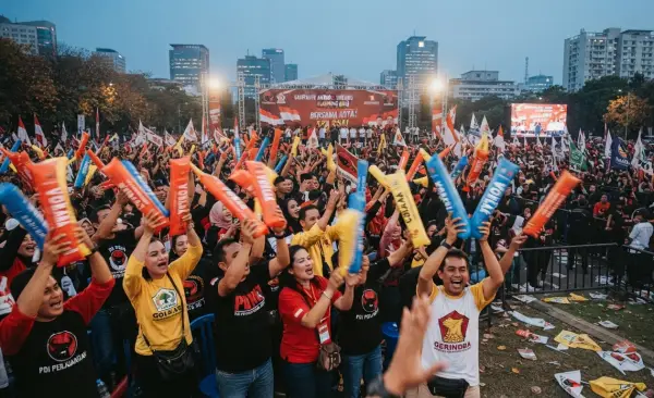 Balon tepuk Bone digunakan untuk memeriahkan acara kampanye.