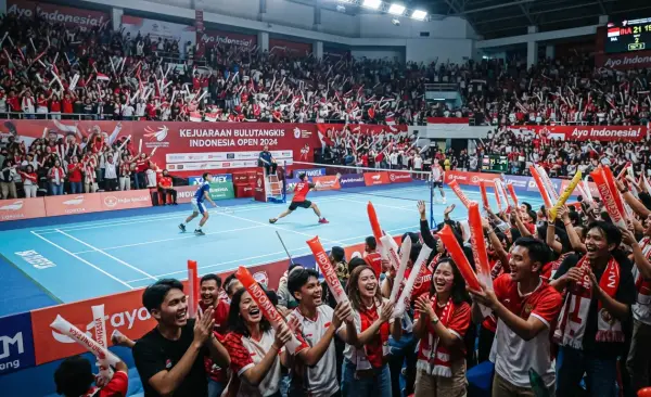 Balon tepuk Bone hadir sebagai media pendukung pertandingan badminton.