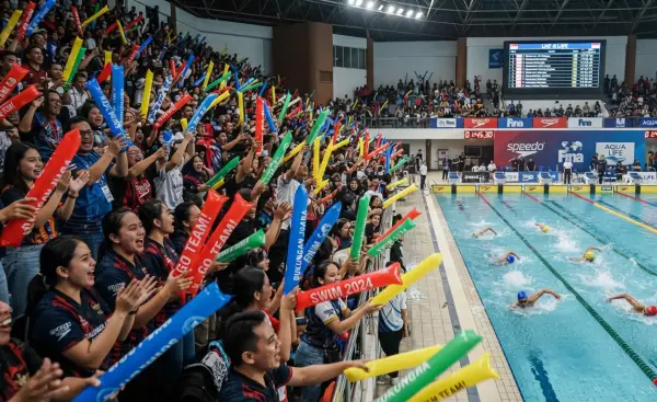 Balon Tepuk Bulukumba sebagai media penyemangat saat menyaksikan lomba renang.