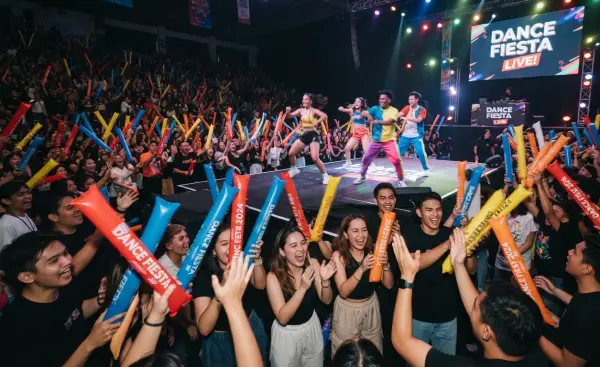 Balon Tepuk Bulukumba digunakan sebagai properti pendukung dalam konser dance.
