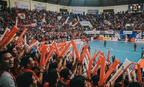 Balon Tepuk Maros sebagai properti pendukung event menonton turnamen futsal.