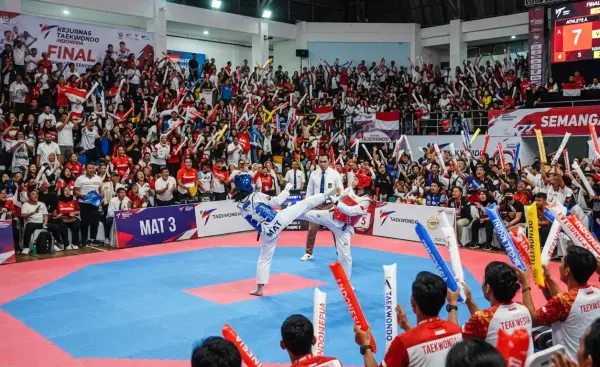 Balon Tepuk Enrekang sebagai media pendukung pertandingan taekwondo yang meriah.